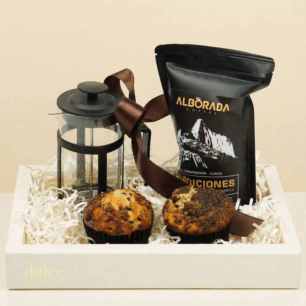 Caja de regalo con prensa francesa, cafe molido Alborada y dos muffins de cafe sobre viruta blanca